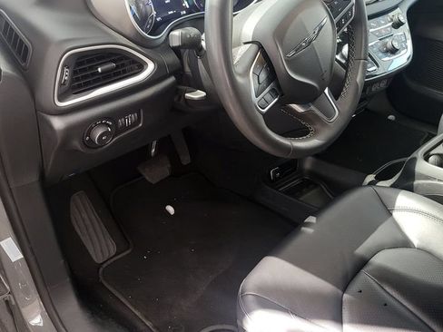Used 2025 Chrysler Pacifica Select FWD image 8
