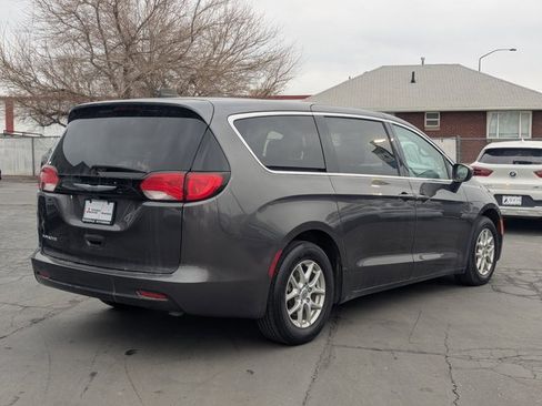 Used 2023 Chrysler Voyager LX image 3