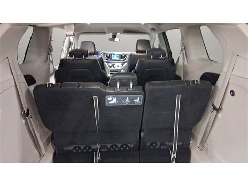 Used 2020 Chrysler Pacifica Touring-L image 20