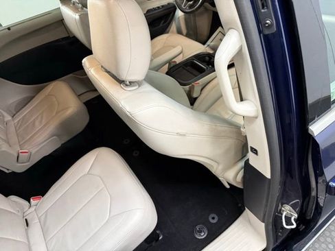 Used 2017 Chrysler Pacifica Touring-L w/ Tire & Wheel Group image 30