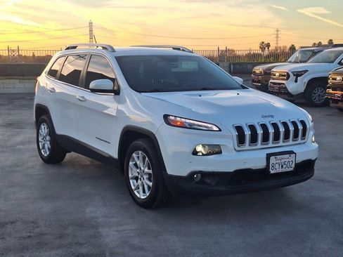 Used 2018 Jeep Cherokee Latitude image 3