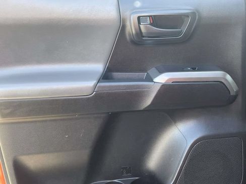 Used 2018 Toyota Tacoma SR5 AWD/4WD image 9