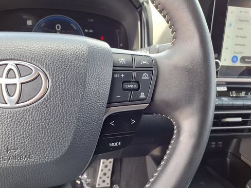Used 2025 Toyota Camry SE w/ Convenience Package FWD image 15