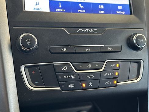 Used 2020 Ford Fusion SE FWD image 19