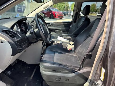 Used 2016 Chrysler Town & Country Touring FWD image 6
