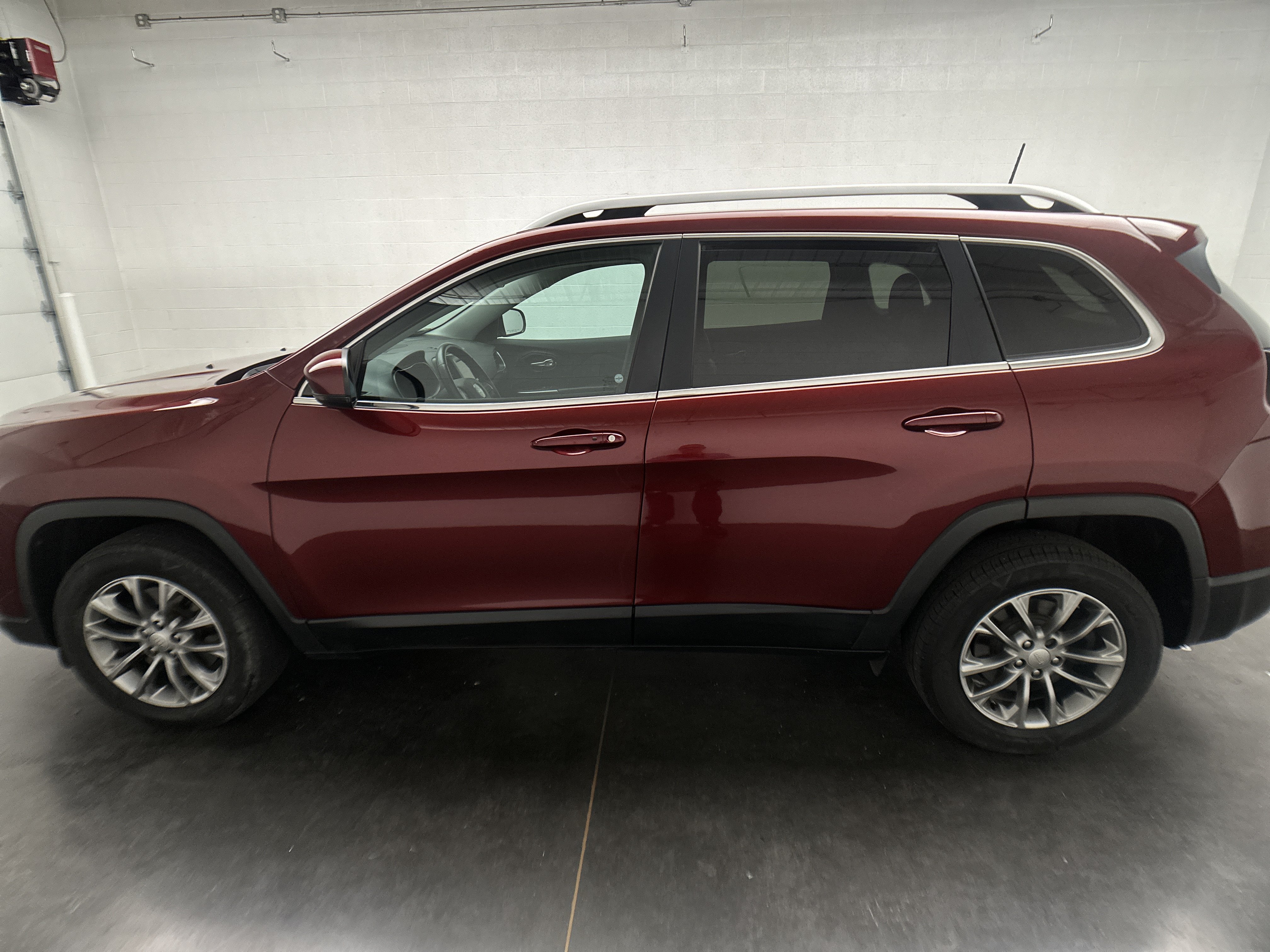 Used 2019 Jeep Cherokee Latitude Plus w/ Cold Weather Group AWD/4WD image 6