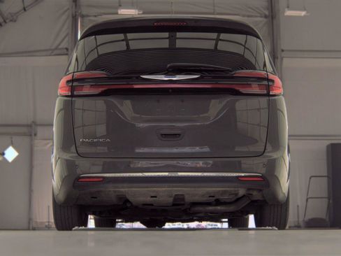 Used 2023 Chrysler Pacifica Touring-L FWD image 7