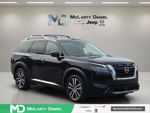 Used 2025 Nissan Pathfinder Platinum w/ Cargo Package AWD/4WD image 1