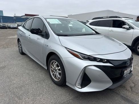 Used 2022 Toyota Prius Prime XLE FWD image 3