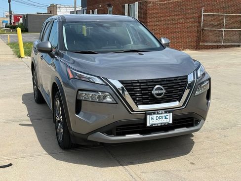 Used 2023 Nissan Rogue SV FWD image 3