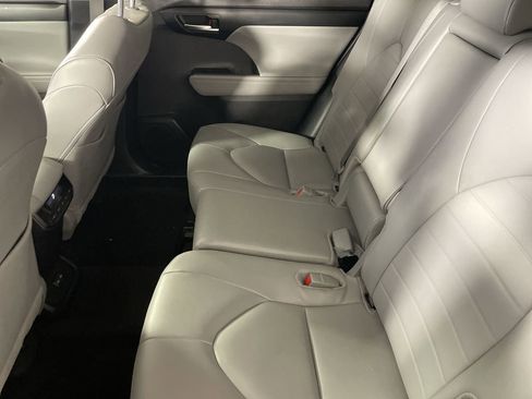 Used 2025 Toyota Highlander XLE AWD/4WD image 24