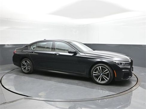 Used 2022 BMW 740i xDrive w/ M Sport Package image 17