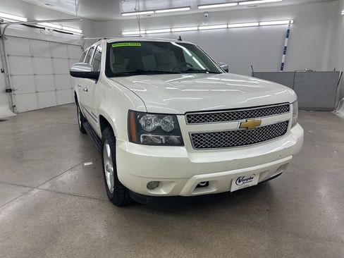 Used 2014 Chevrolet Suburban LTZ image 3