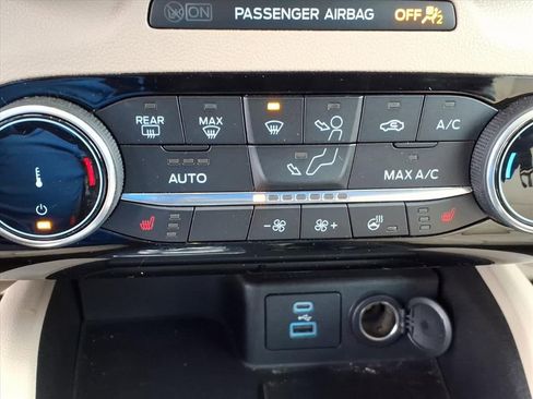 Certified 2022 Ford Escape Titanium w/ Class II Trailer Tow Package image 13