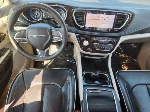 Used 2023 Chrysler Pacifica Limited FWD image 26