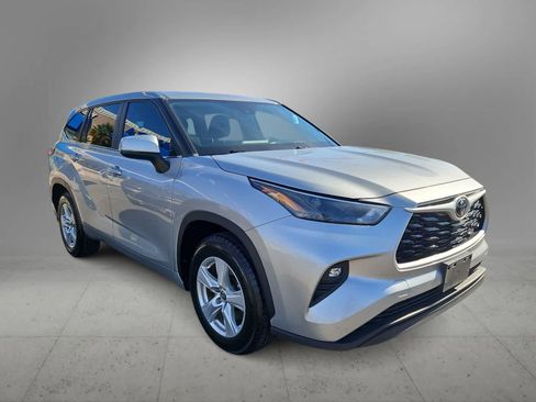 Used 2023 Toyota Highlander LE image 2