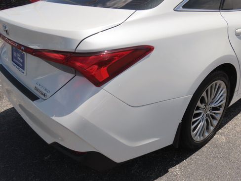 Used 2022 Toyota Avalon Limited w/ Advanced Safety Package FWD image 10