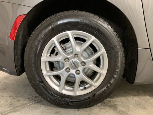 Used 2022 Chrysler Pacifica Touring-L FWD image 28