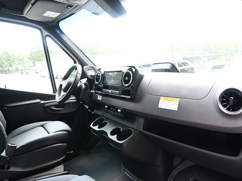 Used 2025 Mercedes-Benz Sprinter 2500 image 20