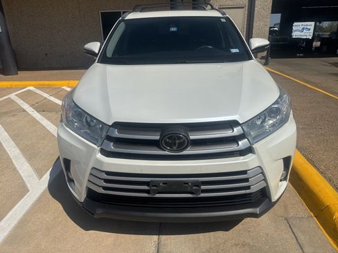 Used 2019 Toyota Highlander XLE image 2