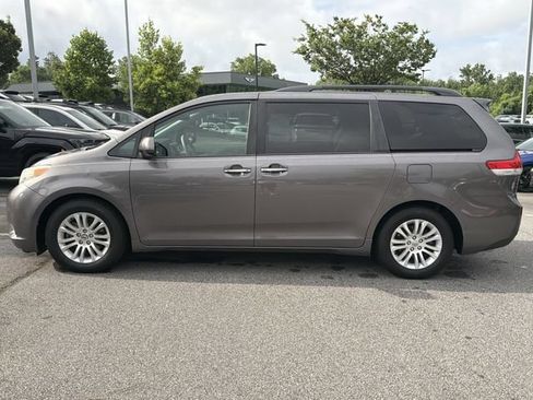 Used 2014 Toyota Sienna XLE FWD image 4