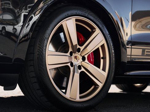 Used 2025 Porsche Cayenne GTS image 9