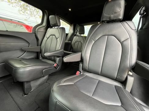 Used 2025 Chrysler Pacifica Select FWD image 24