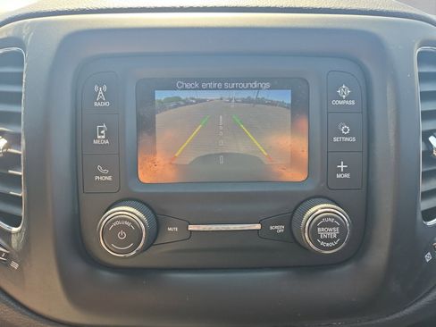 Used 2018 Jeep Compass Latitude w/ Cold Weather Group FWD image 19
