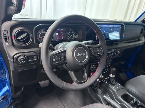 Used 2024 Jeep Gladiator Rubicon w/ Technology Group AWD/4WD image 2