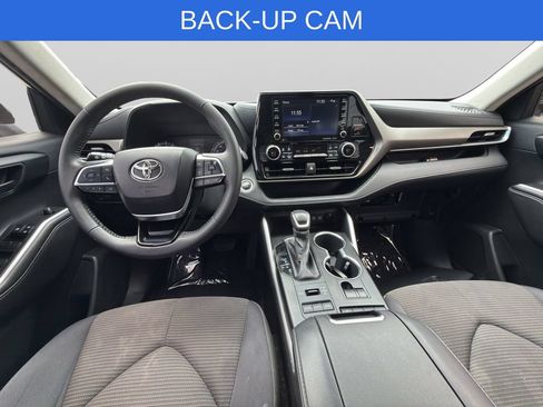 Used 2020 Toyota Highlander LE AWD/4WD image 4