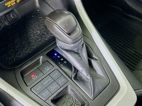 Used 2022 Toyota RAV4 LE image 31