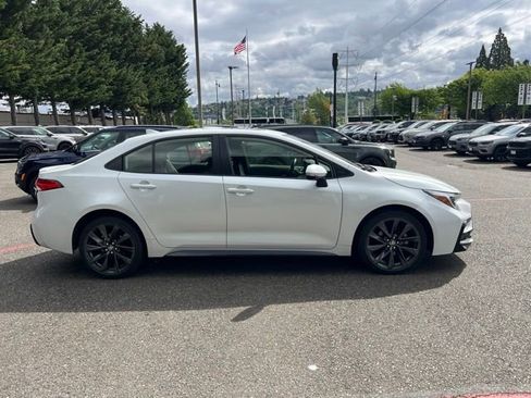 Used 2024 Toyota Corolla SE w/ SE Package FWD image 6