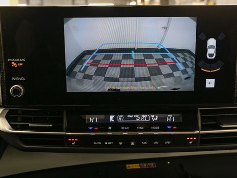 Used 2025 Toyota Sienna XLE image 31