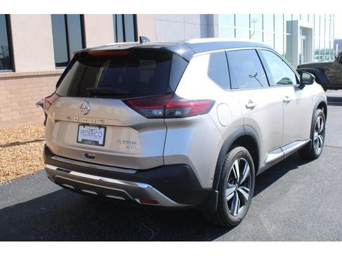 Used 2021 Nissan Rogue Platinum image 3