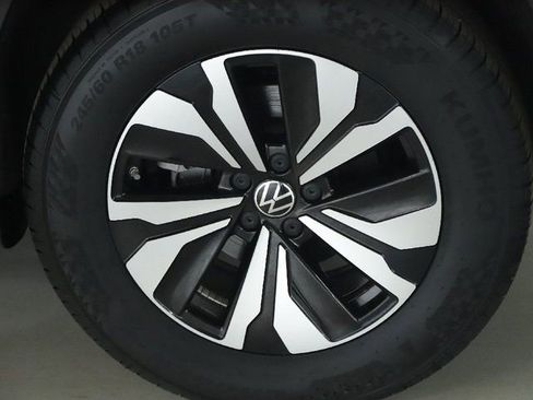 Used 2025 Volkswagen Atlas Cross Sport SE image 38