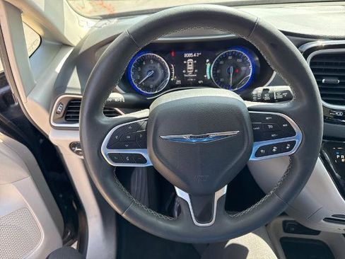 Used 2023 Chrysler Pacifica Touring-L image 7