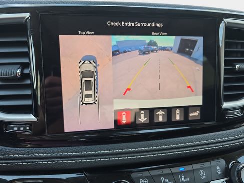 Used 2024 Chrysler Pacifica Limited w/ Trailer Tow Group FWD image 22