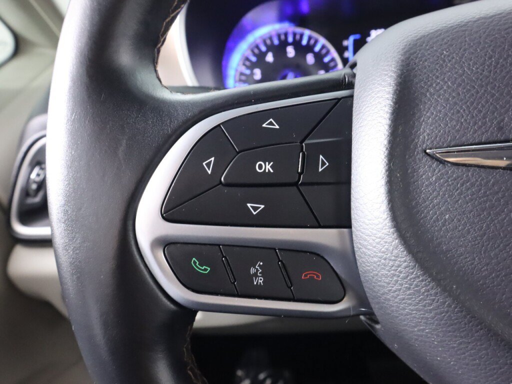 Used 2017 Chrysler Pacifica Touring-L FWD image 12