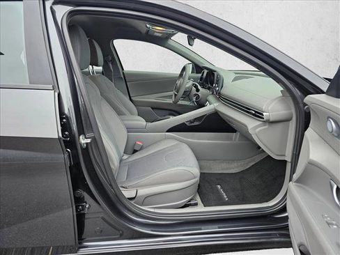 Used 2023 Hyundai Elantra SE w/ Cargo Package image 10