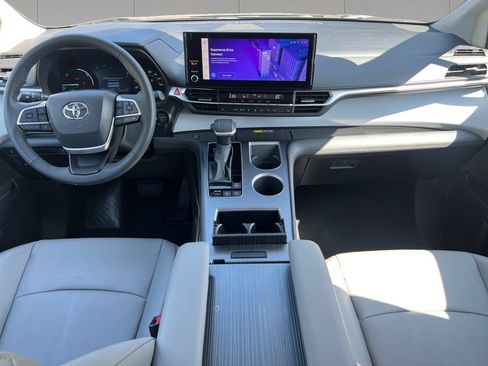 Used 2026 Toyota Sienna XLE FWD image 12