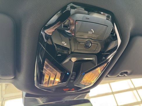 Used 2025 BMW 530i xDrive w/ Premium Package image 33