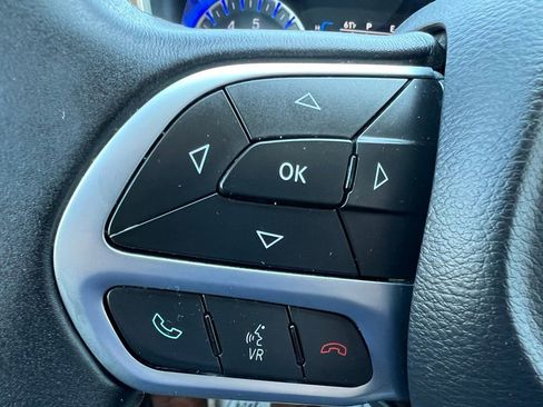 Used 2017 Chrysler Pacifica Touring-L image 37