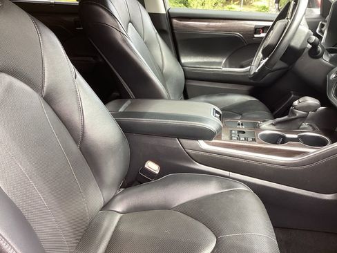 Used 2023 Toyota Highlander Limited image 4