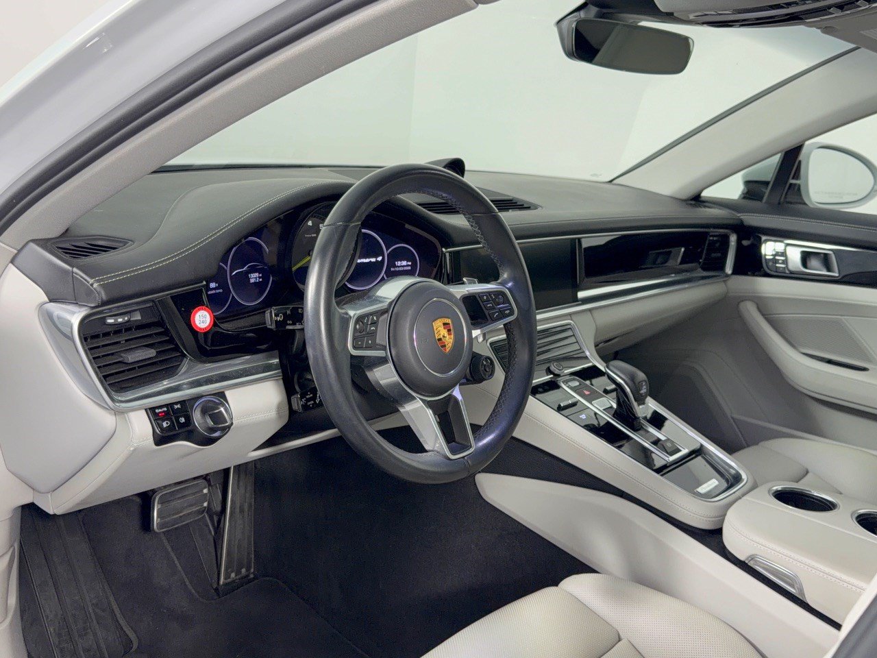 Used 2018 Porsche Panamera 4 AWD/4WD image 4