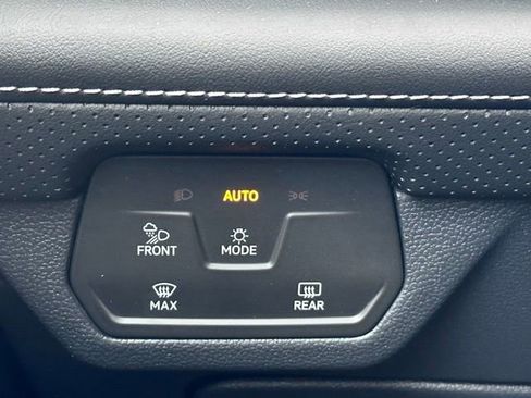 Used 2025 Volkswagen Atlas Cross Sport SEL R-Line image 16