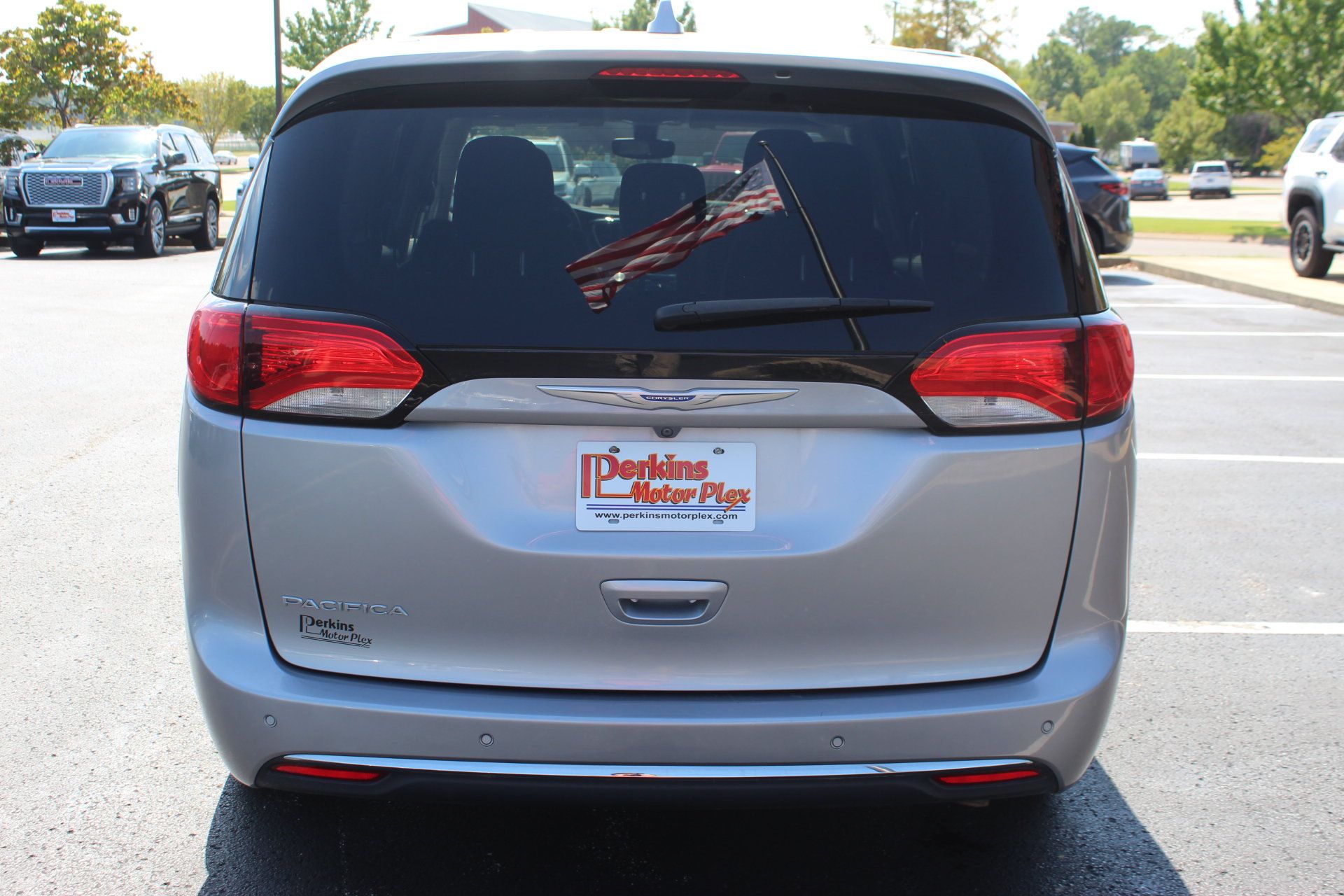 Used 2019 Chrysler Pacifica Touring Plus w/ Tire & Wheel Group FWD image 7