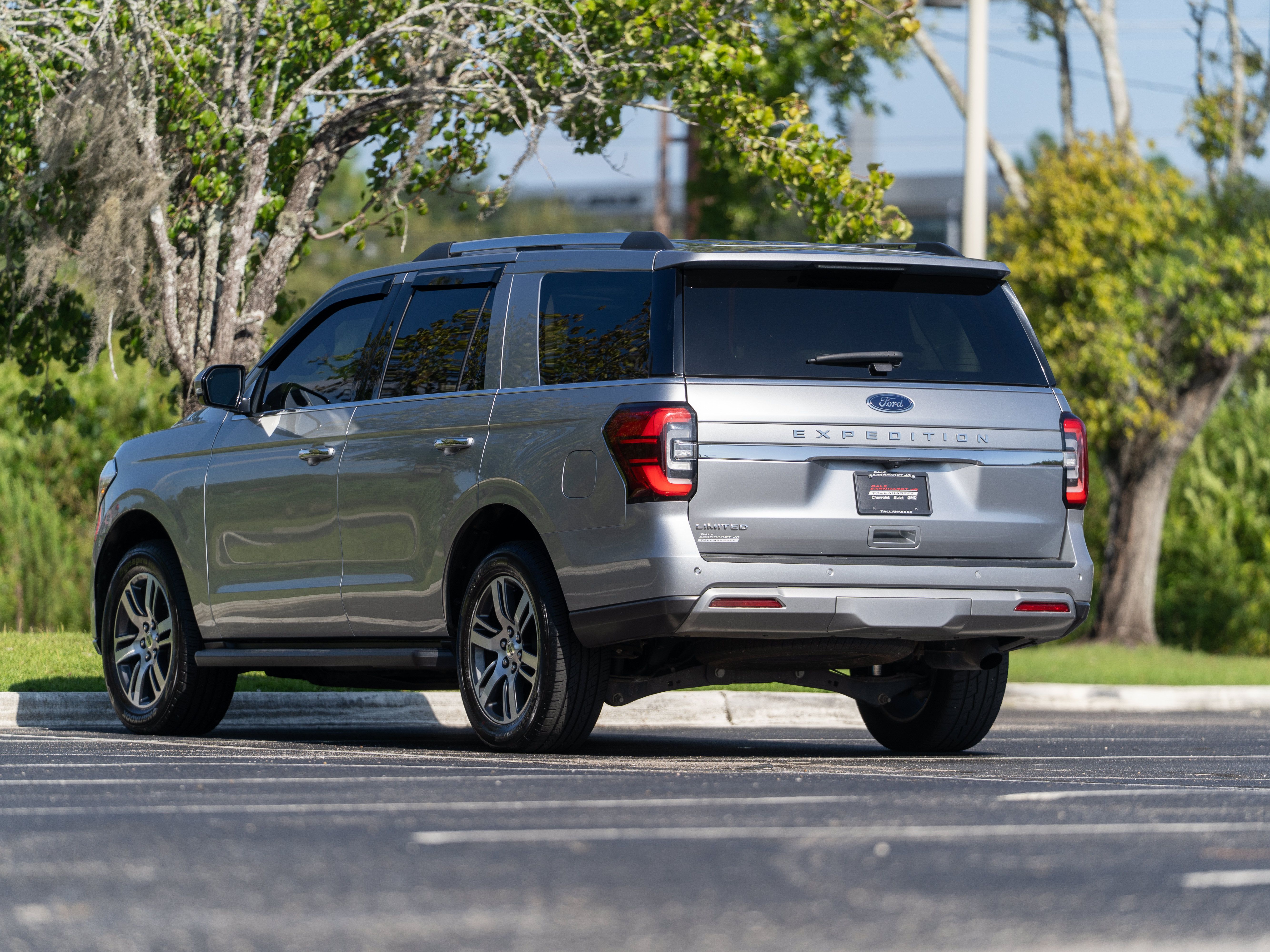 Used 2024 Ford Expedition Limited AWD/4WD image 3
