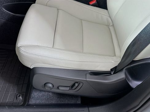 Used 2026 Volvo XC40 B5 Plus w/ Protection Package Premier AWD/4WD image 9