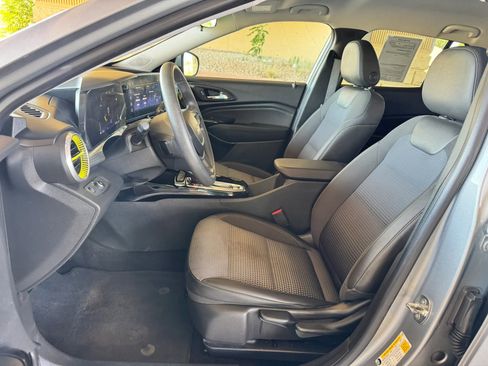 Used 2024 Chevrolet Trax LT FWD image 11