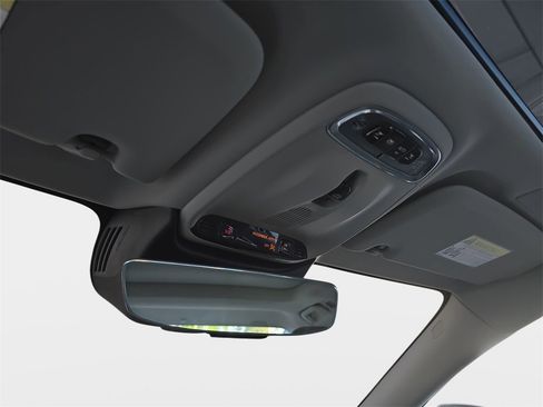 Used 2022 Volvo S60 T8 R-Design Expression w/ Premium Package image 25